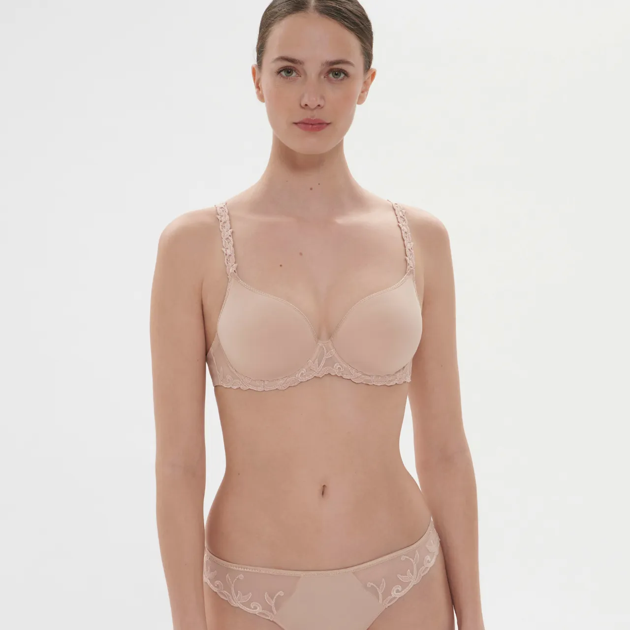 Andora 3D Moulded Plunge Bra in Peau Rose