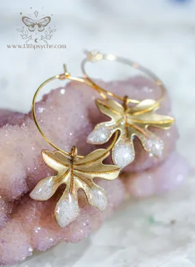 Hypoallergenic gold hoop earrings with frosted leaves